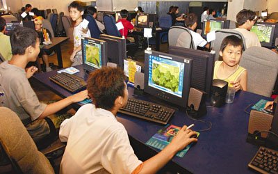 调查指19万香港青少年染“网瘾” 每周上网15小时