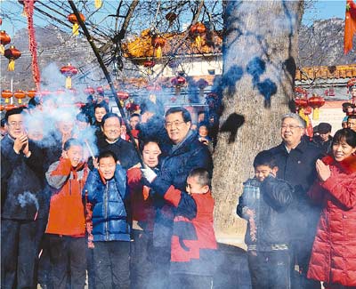 胡锦涛总书记在北京市同基层干部群众共迎新春