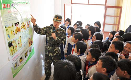 中小学生安全教育日：避震演练进校园