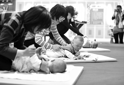 图为家长和幼儿在北京一家早教中心上早教课。CFP