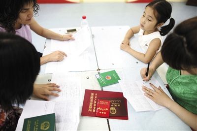 在原东城区花市小学，家长和孩子在进行现场信息审核。昨天，全市各小学开始现场审核“幼升小”适龄儿童的信息。新京报记者 浦峰 摄